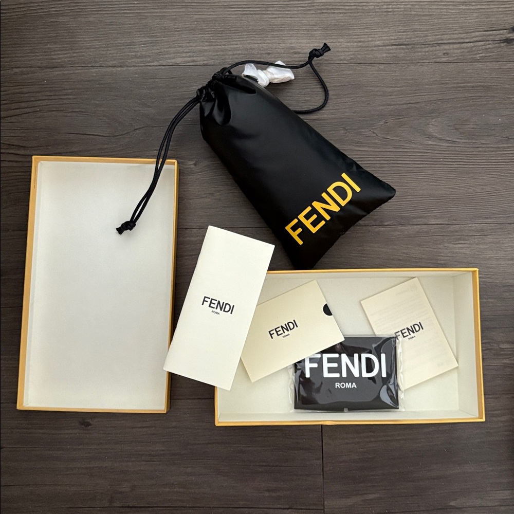 Fendi Brown Tortoise Fendi Signature Fe40118I w/ soft puffer bag NWOT EC